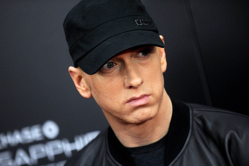 Эминем “Swim Shady” брэндийг шүүхэд өгчээ